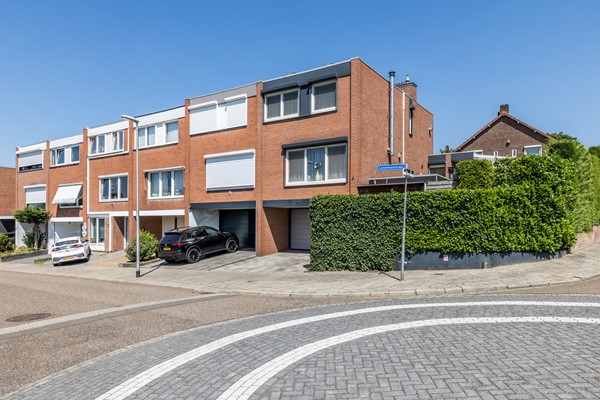 Foto - Te koop: Ruime gemoderniseerde instapklare hoekwoning met veel woonoppervlakte en tuin in de wijk Pronsebroek te Heerlen